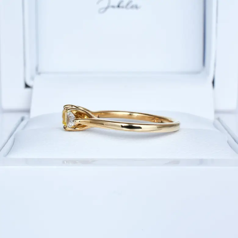 Pierścionek zaręczynowy z żółtym diamentem Fancy Vivid Yellow